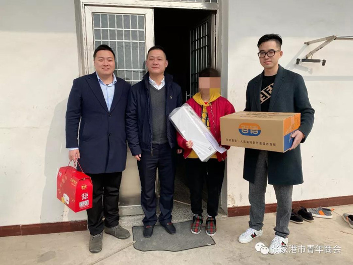 慰（wèi）問小組向貧困（kùn）家庭分別送（sòng）上慰問金、年貨等禮物