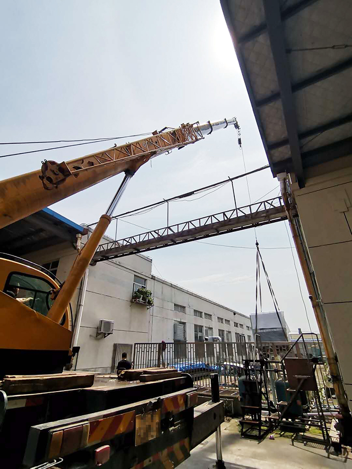 集中式工業溫蒂控製係（xì）統吊裝過程圖2