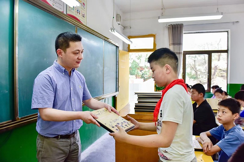 誌願者為巨橋學校（xiào）畢業班送相冊 圖2
