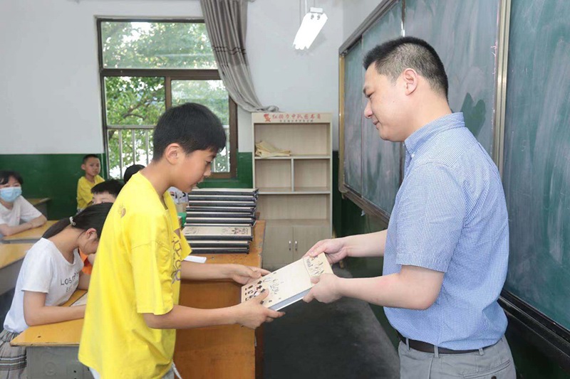 誌願（yuàn）者為巨橋學校畢業班送相冊 圖3