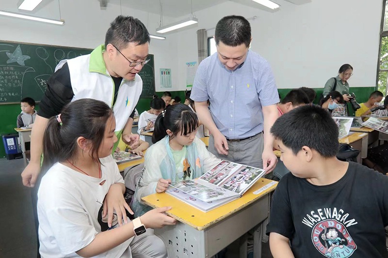 畢業留影活動中與孩（hái）子們親切互動