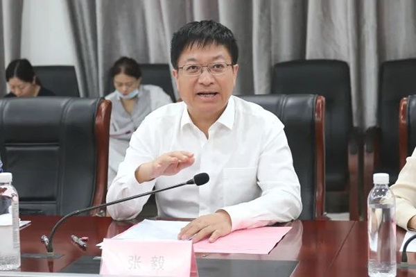 市人社局（jú）黨委書記、局長張毅致辭（cí）