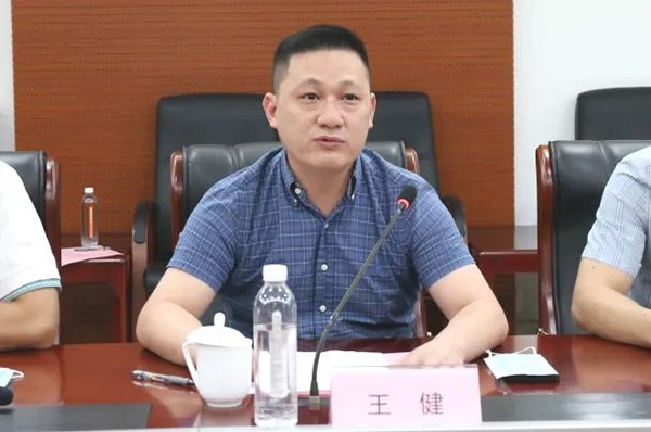 市青年商（shāng）會副會長（zhǎng）王健介紹市青年（nián）商會概況