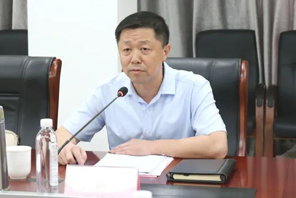 市人社局黨（dǎng）委委員、市（shì）社會保險基金（jīn）管理結算中心主任周林生介紹紓困惠企（qǐ）相關政（zhèng）策