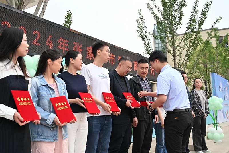 團市委副書記季君理為愛心企業家代表頒發捐贈證書